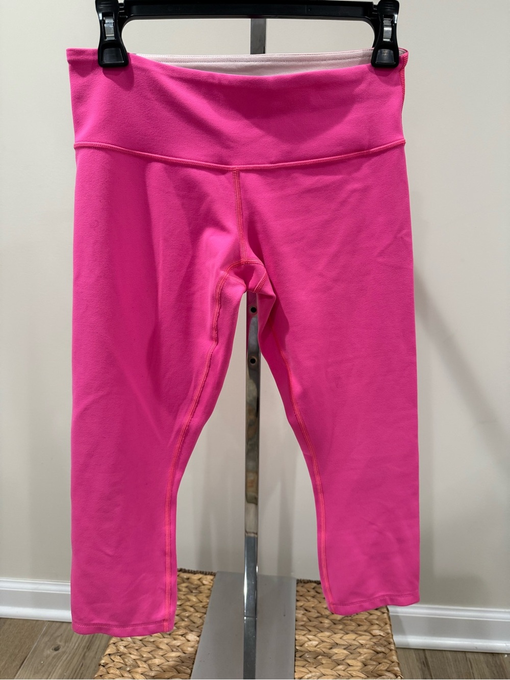 Lululemon Pink Capri Pants- EXCELLENT condition